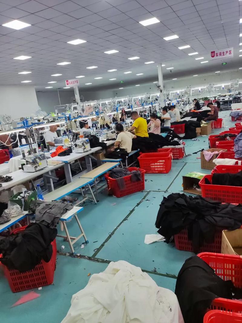仙桃泓萬服飾 自產自銷工廠優勢，爆款棉衣返單熱銷