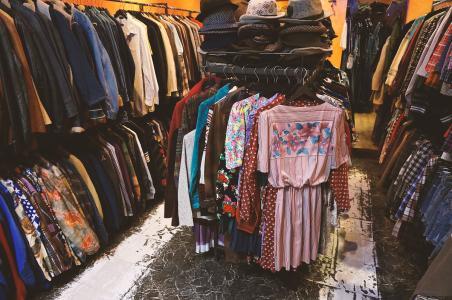 服裝店無吊牌之謎 舊貨、剪標(biāo)還是另有隱情？